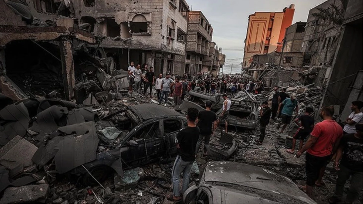 Son Dakika: İsrail, Gazze\'deki Bureij Mülteci Kampı\'nı vurdu! En az 20 kişi hayatını kaybetti