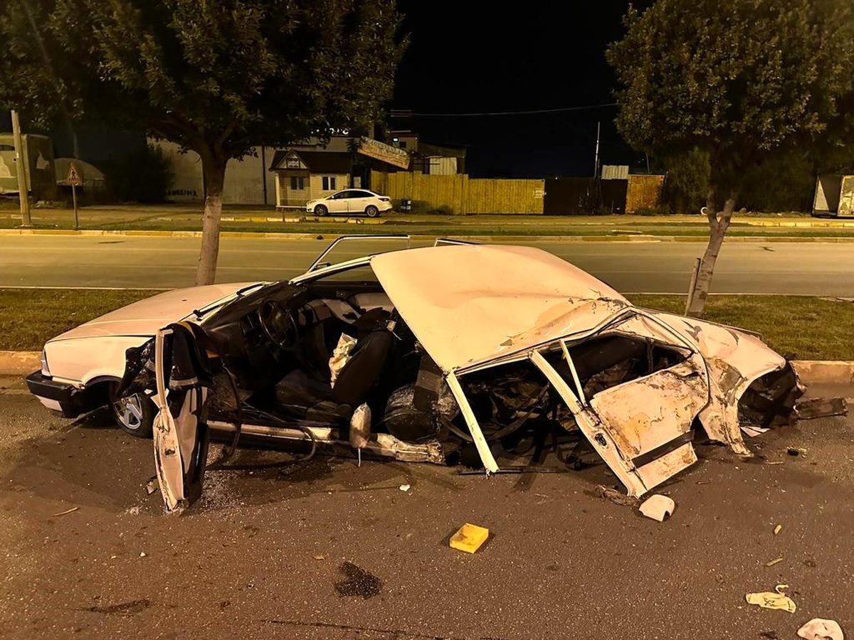 Antalya\'da Kontrolden Çıkan Otomobil Ortaya Çarptı: 2 Yaralı
