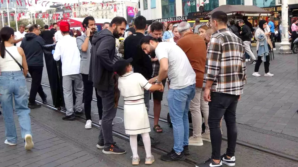 Taksim\'de 10 yaşındaki kız çocuğu, Rus turistlerin çantasını çaldı