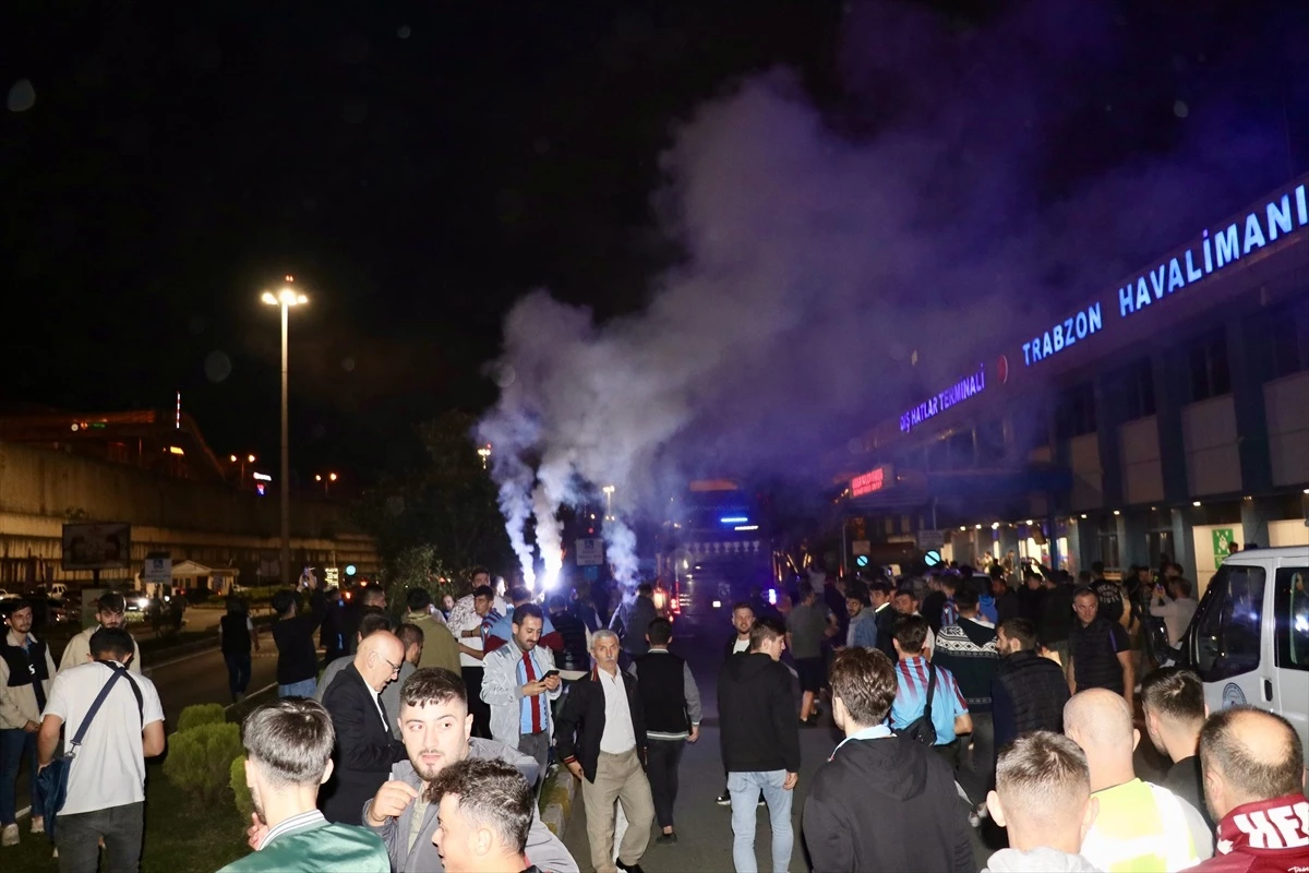 Trabzonspor, Fenerbahçe\'yi yendi ve coşkuyla karşılandı