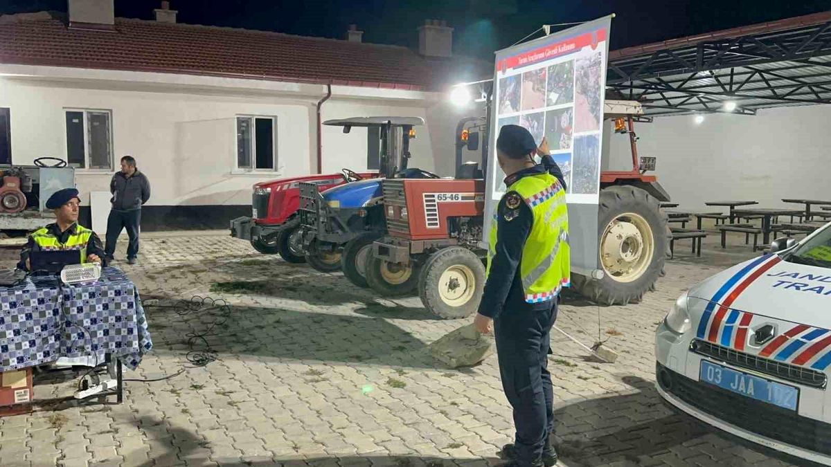Afyonkarahisar\'da 213 traktör ve tarım aracı sürücüsüne güvenlik trafik eğitimi verildi