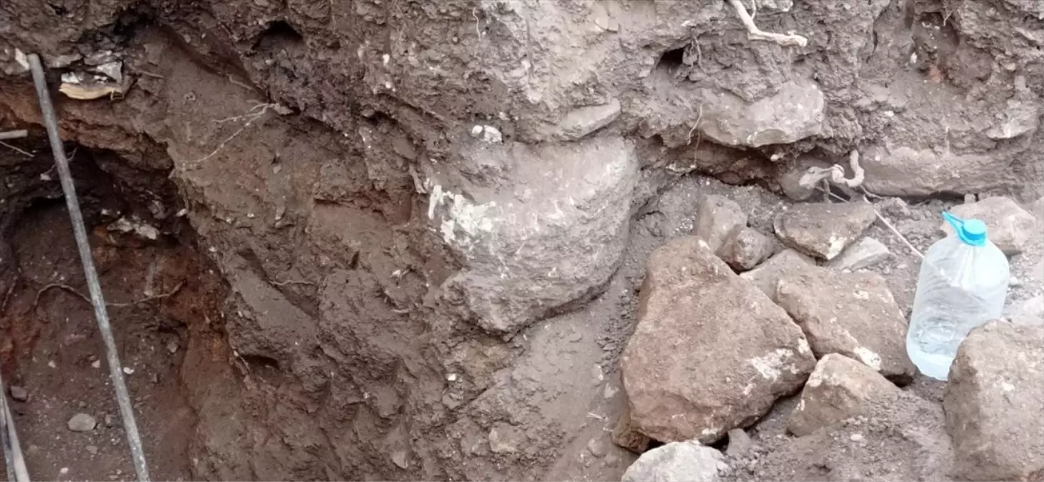 Adıyaman\'da Kaçak Kazı İhbarı: Çadır Kurulan Alanda Kaçak Kazı Yapılıyordu