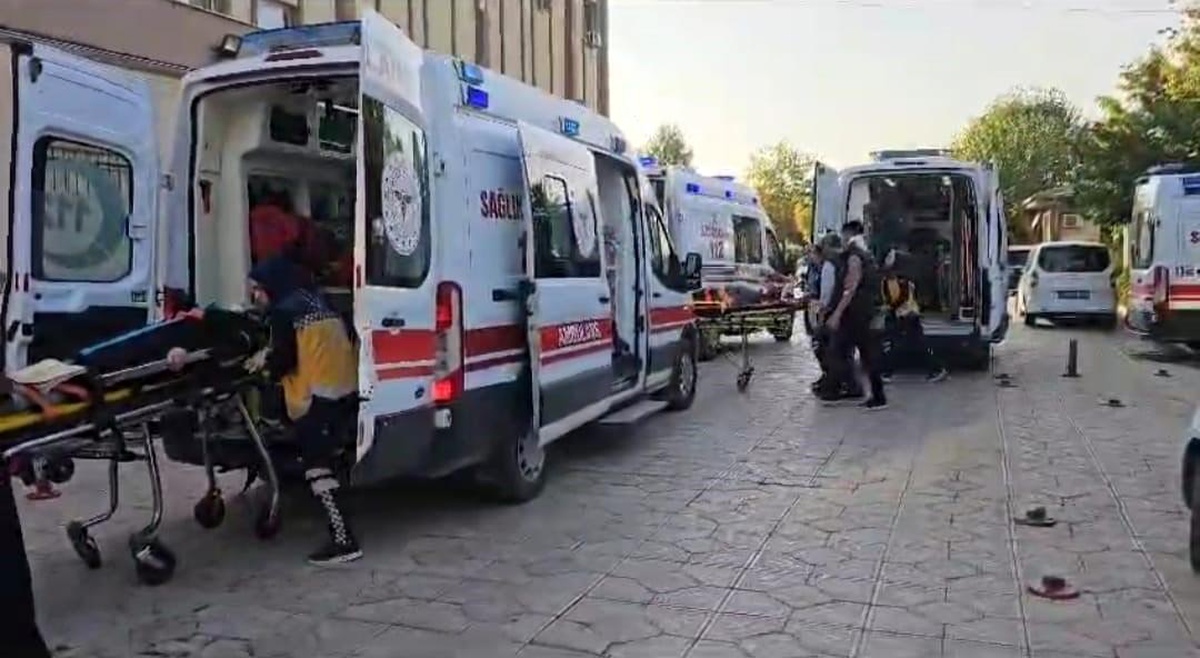 Adıyaman\'ın Kahta ilçesinde tarlaya uçan otomobildeki 5 kişi yaralandı