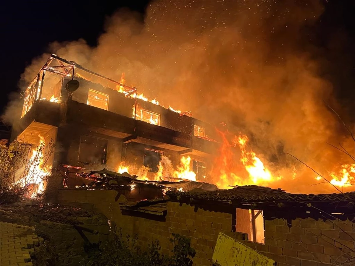 Amasya\'nın Merzifon ilçesinde yangın: Ev, ahır ve 400 saman balyası yandı