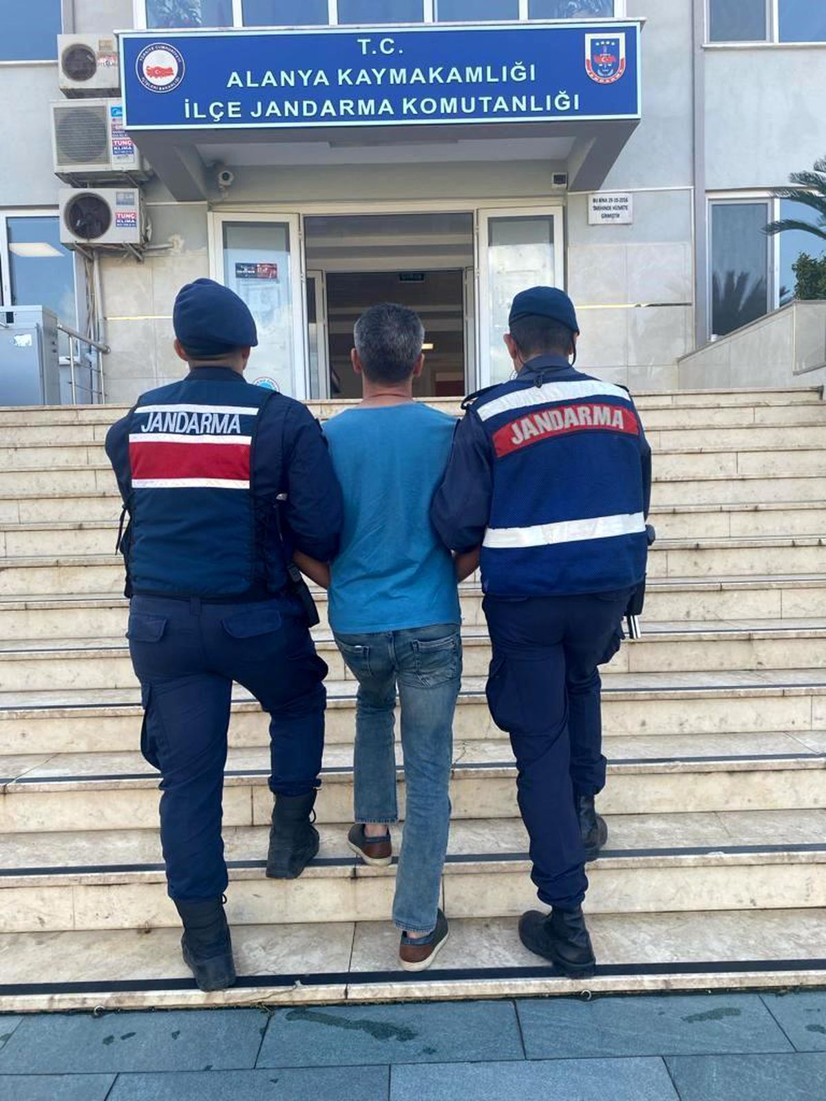 Alanya ve Serik\'te suçlardan aranan 2 şüpheli yakalandı