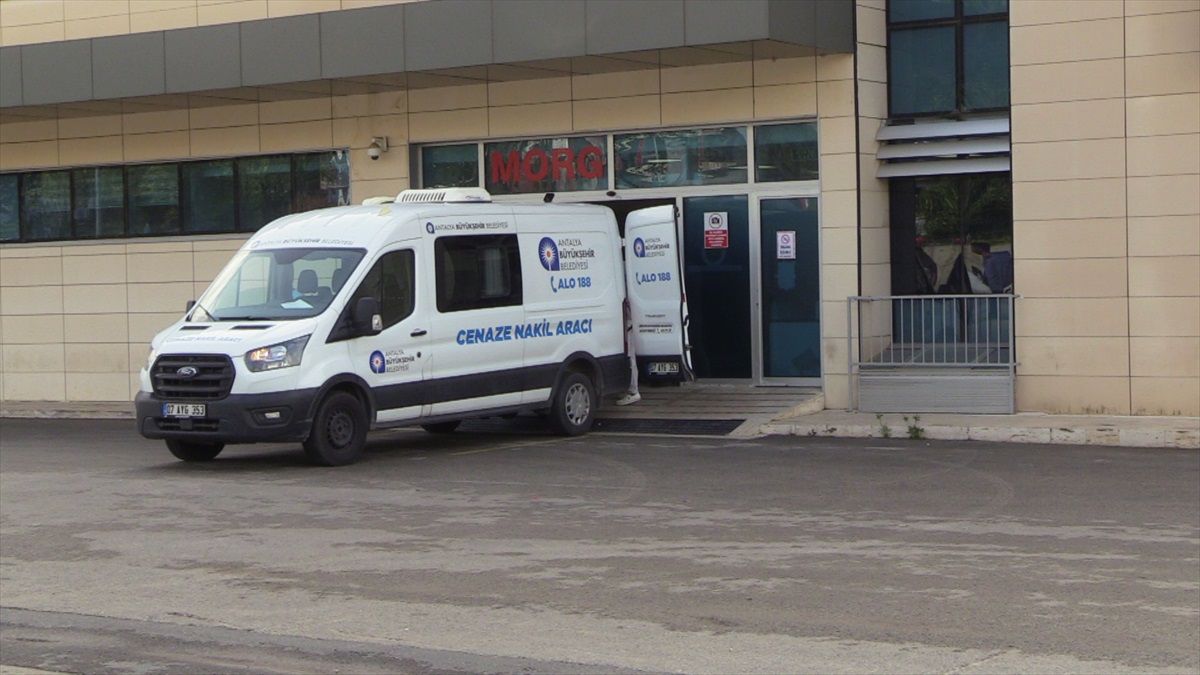 Antalya\'da Otomobil ile Kamyon Çarpışması: 2 Kuzen Hayatını Kaybetti