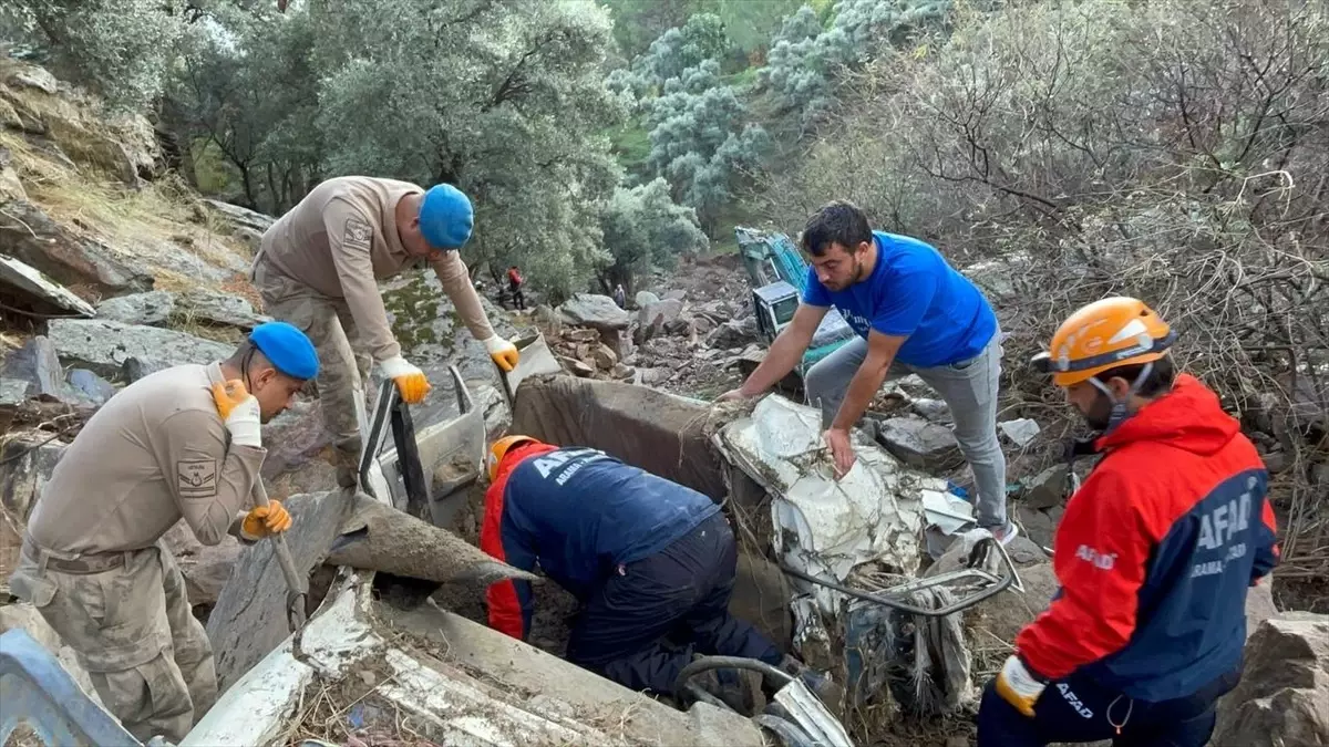 Aydın\'ın Söke ilçesinde sel sularına kapılan kişinin arama çalışmaları sürüyor