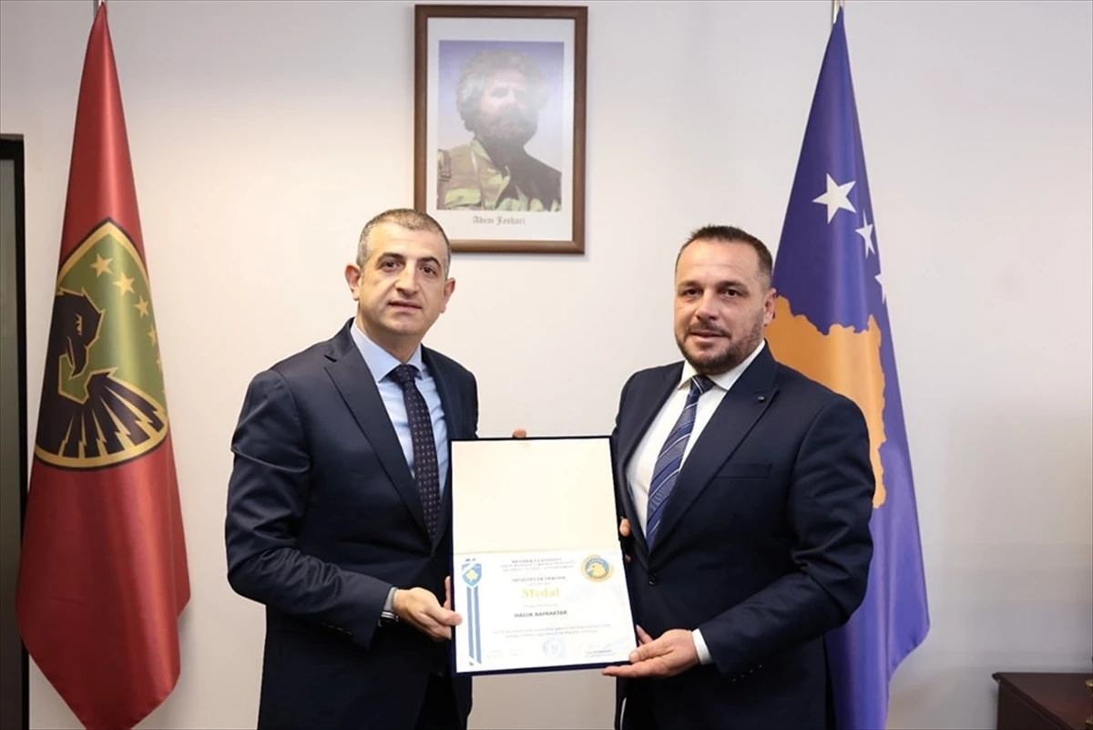 Kosova Savunma Bakanı, Baykar Genel Müdürü Haluk Bayraktar\'a üstün hizmet madalyası takdim etti
