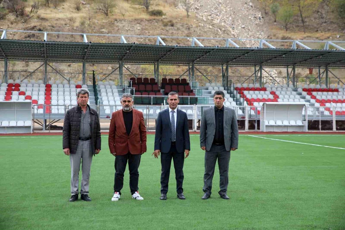 Adıyaman Gençlik ve Spor İl Müdürü Fikret Keleş, Besni Futbol Sahasında İncelemelerde Bulundu