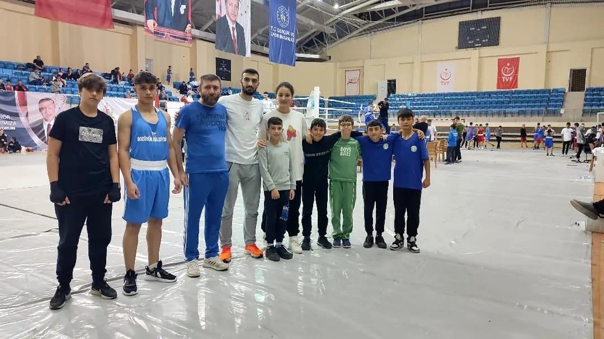 Bozüyük Belediyesi Eğitim ve Spor Kulübü Boksörleri 100. Yıl Boks Turnuvası\'nda 7 Derece Aldı