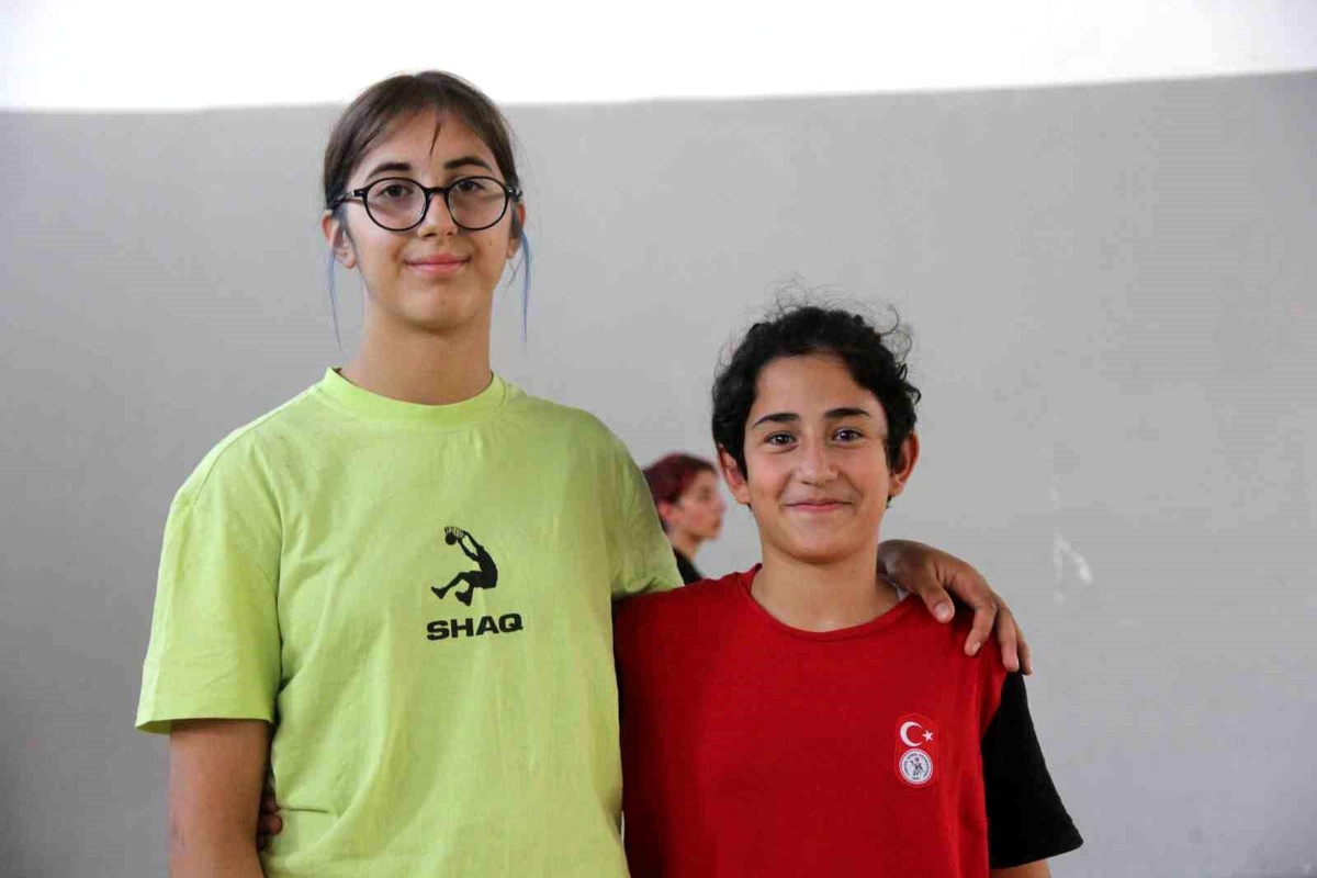 Sivas\'ın Zara ilçesindeki genç güreşçi kızlar başarılarıyla dikkat çekiyor