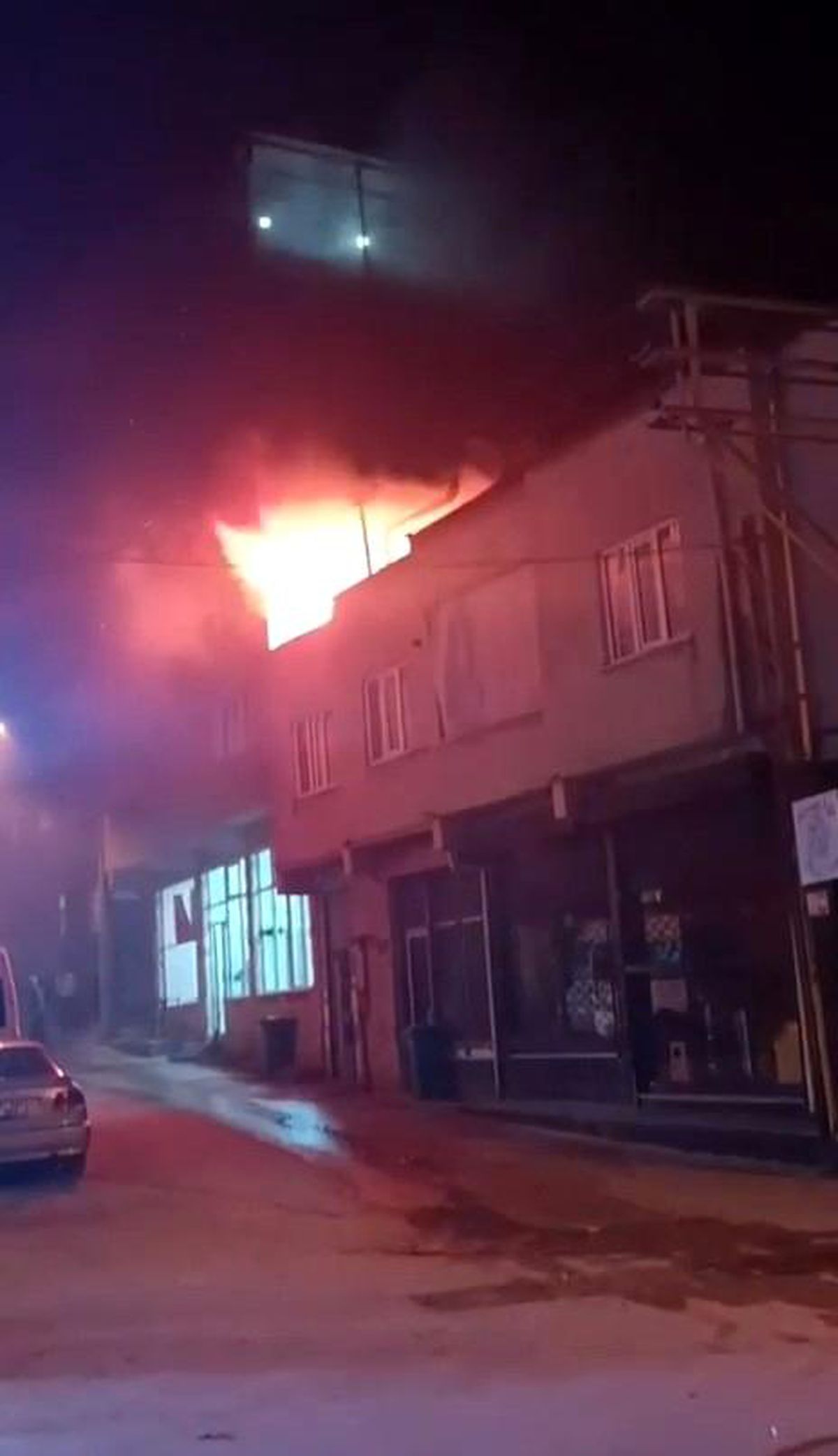 Bursa\'da bir evin çatısında çıkan yangın söndürüldü