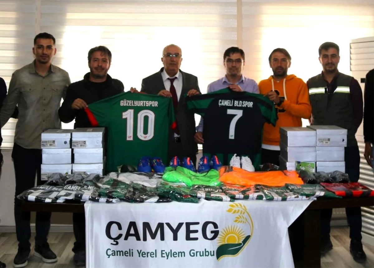 Çameli Belediye Başkanı Cengiz Arslan, spor kulüplerine malzeme desteği sağladı