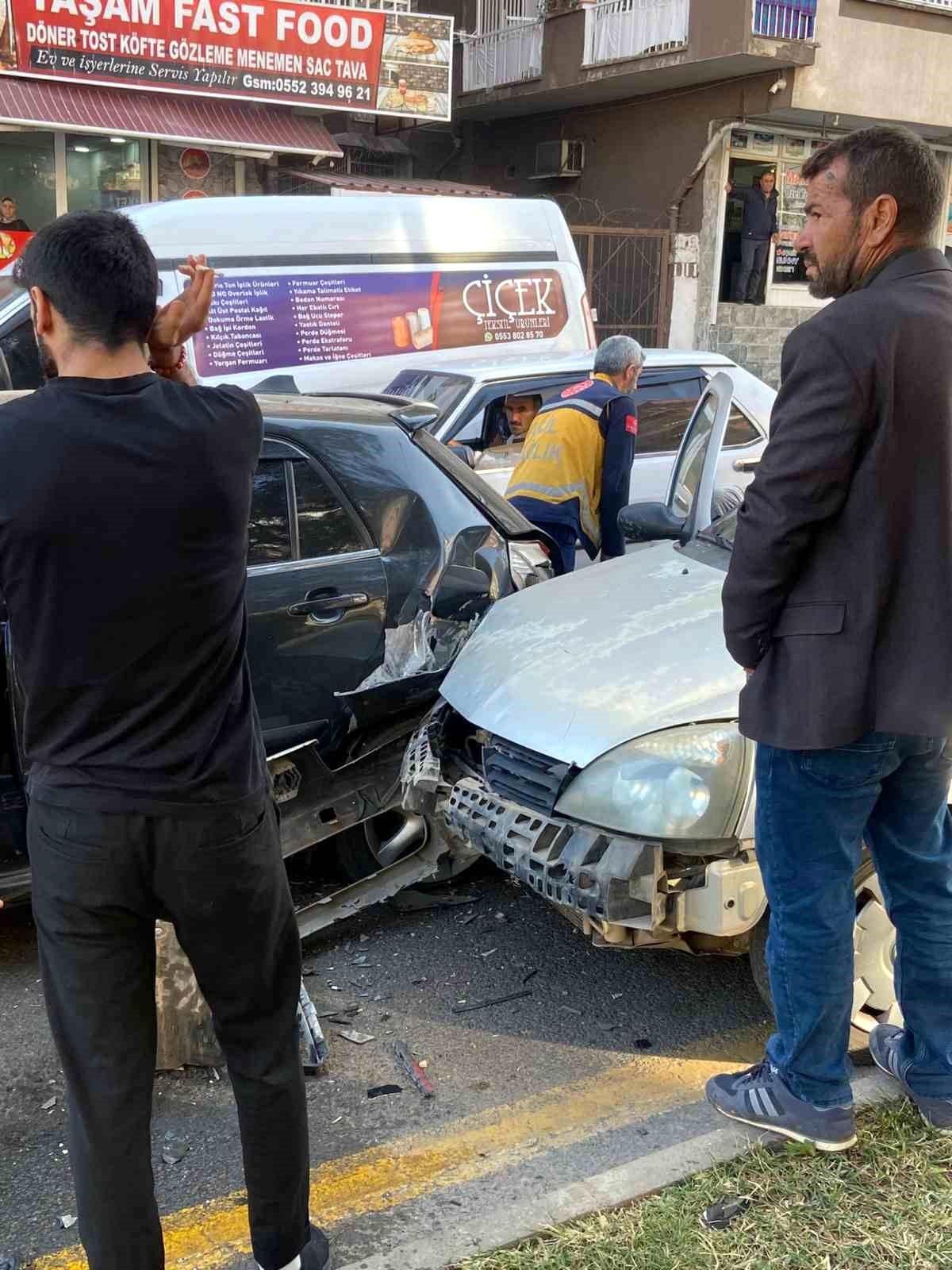 Diyarbakır\'da 3 otomobilin karıştığı kazada 2 kişi yaralandı