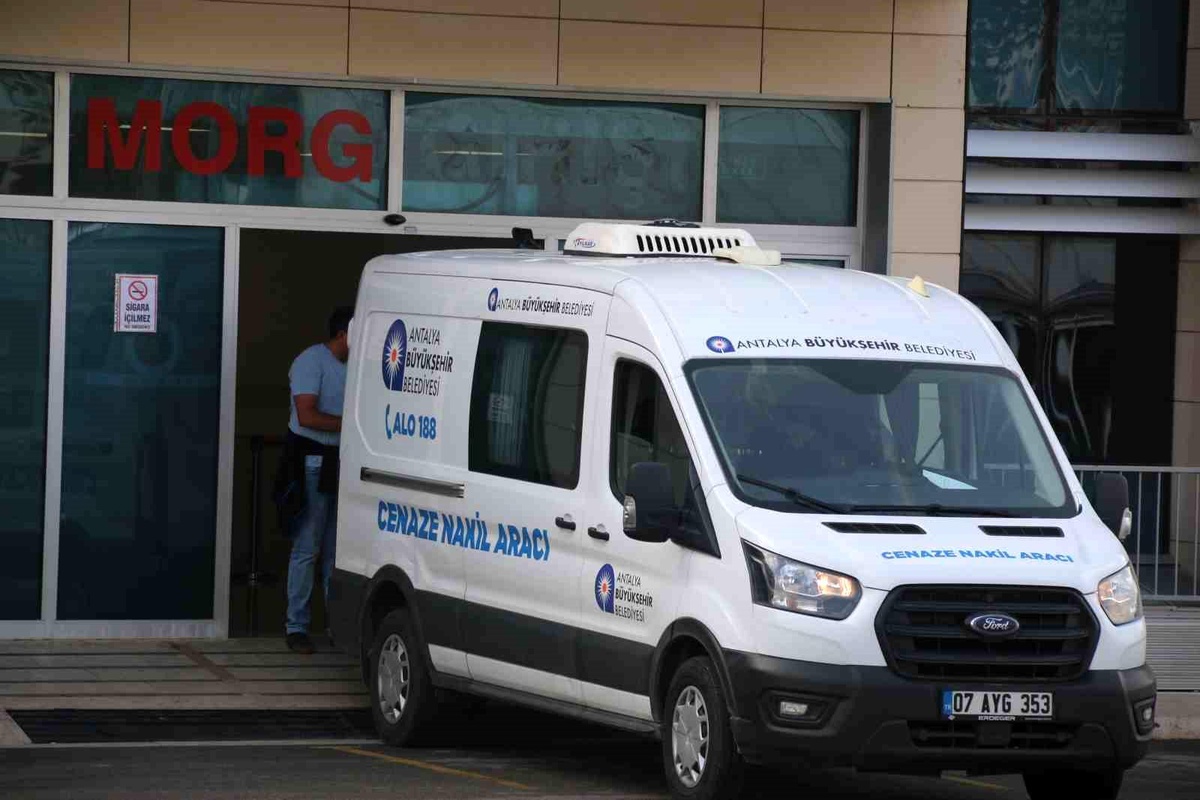 Antalya\'da düğün dönüşü meydana gelen kazada hayatını kaybeden iki kuzenin cenazeleri aileleri tarafından teslim alındı