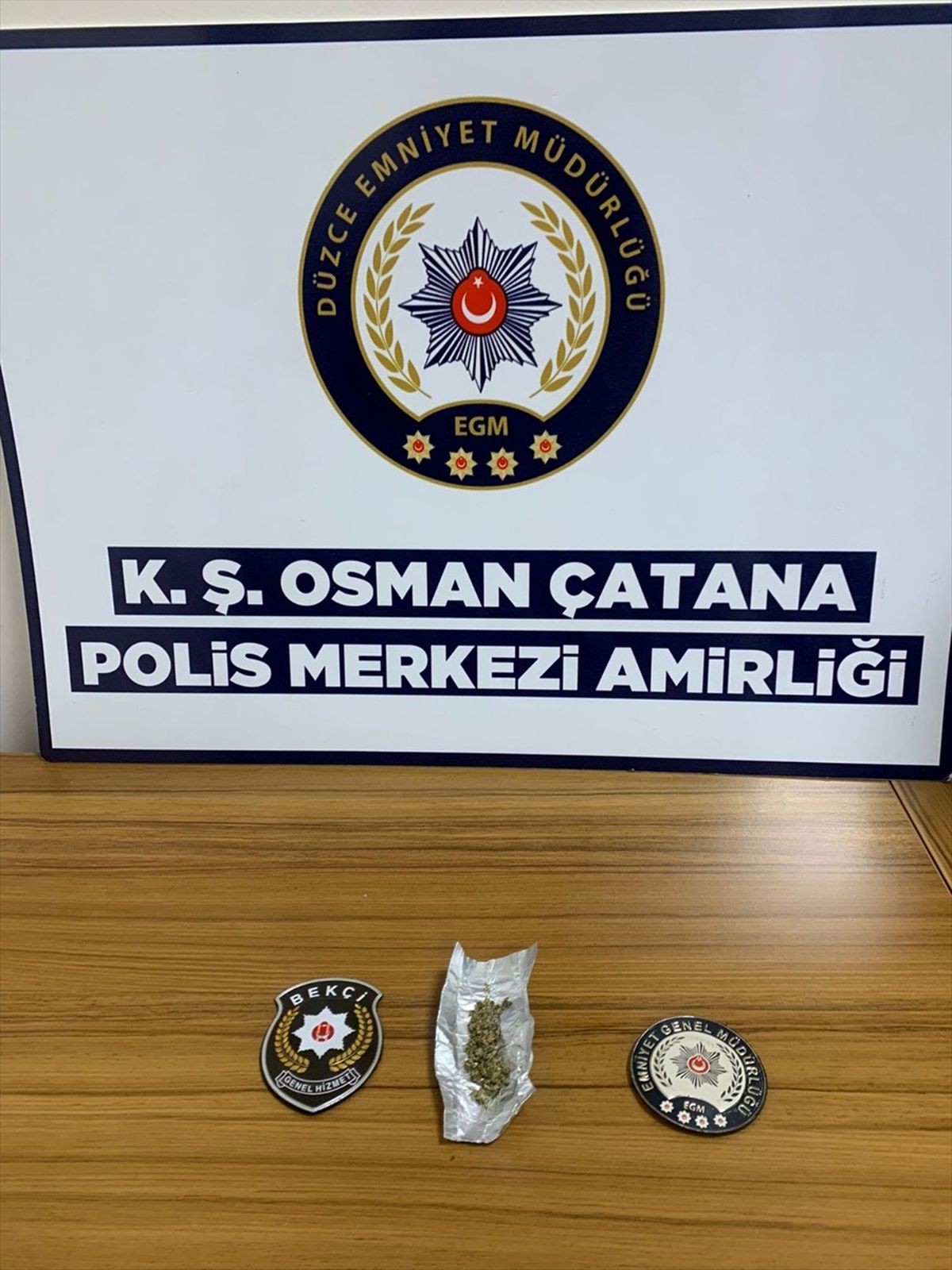 Düzce\'de Operasyonlarda 449,6 Gram Uyuşturucu ve 52 Litre Sahte İçki Ele Geçirildi