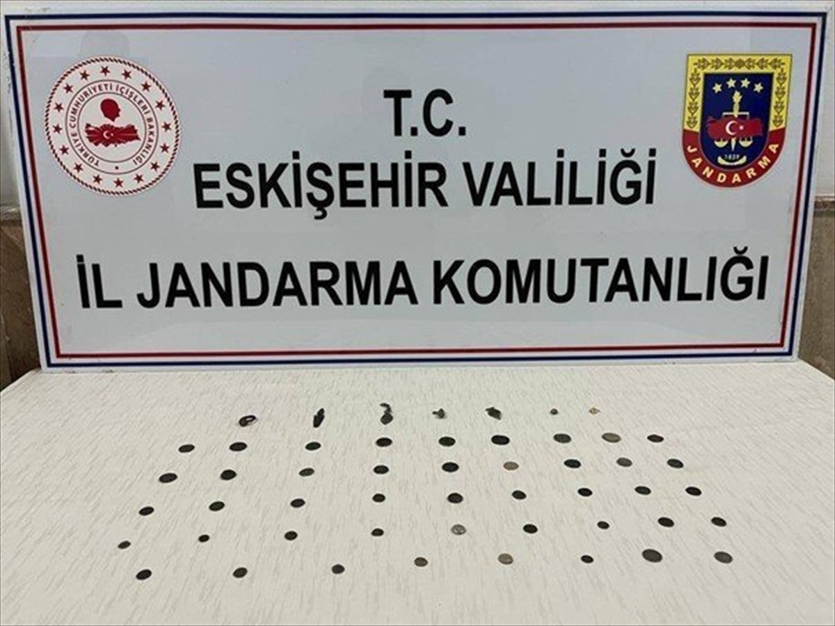 Eskişehir\'de Tarihi Eser Operasyonu: Evde Değerli Eşyalar Bulundu
