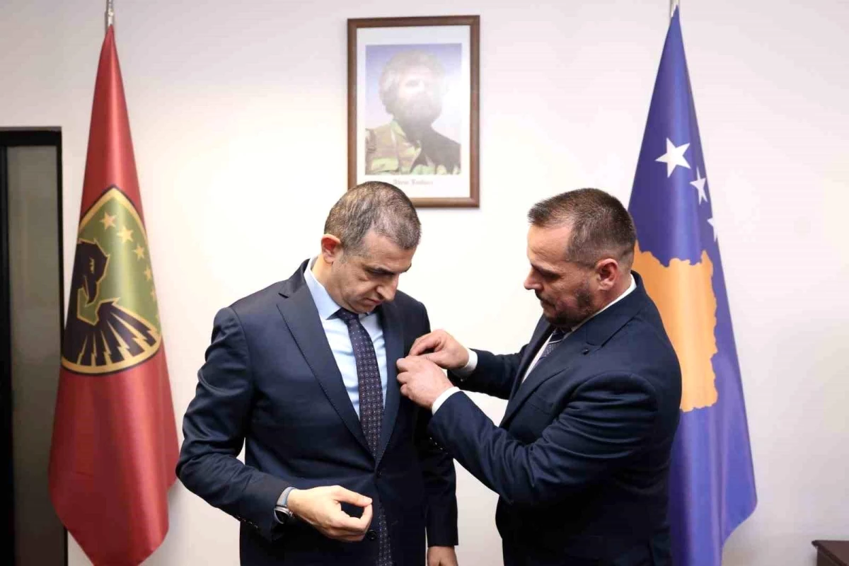 Baykar Yönetim Kurulu Başkanı Selçuk Bayraktar\'a Kosova Savunma Bakanı tarafından madalya verildi