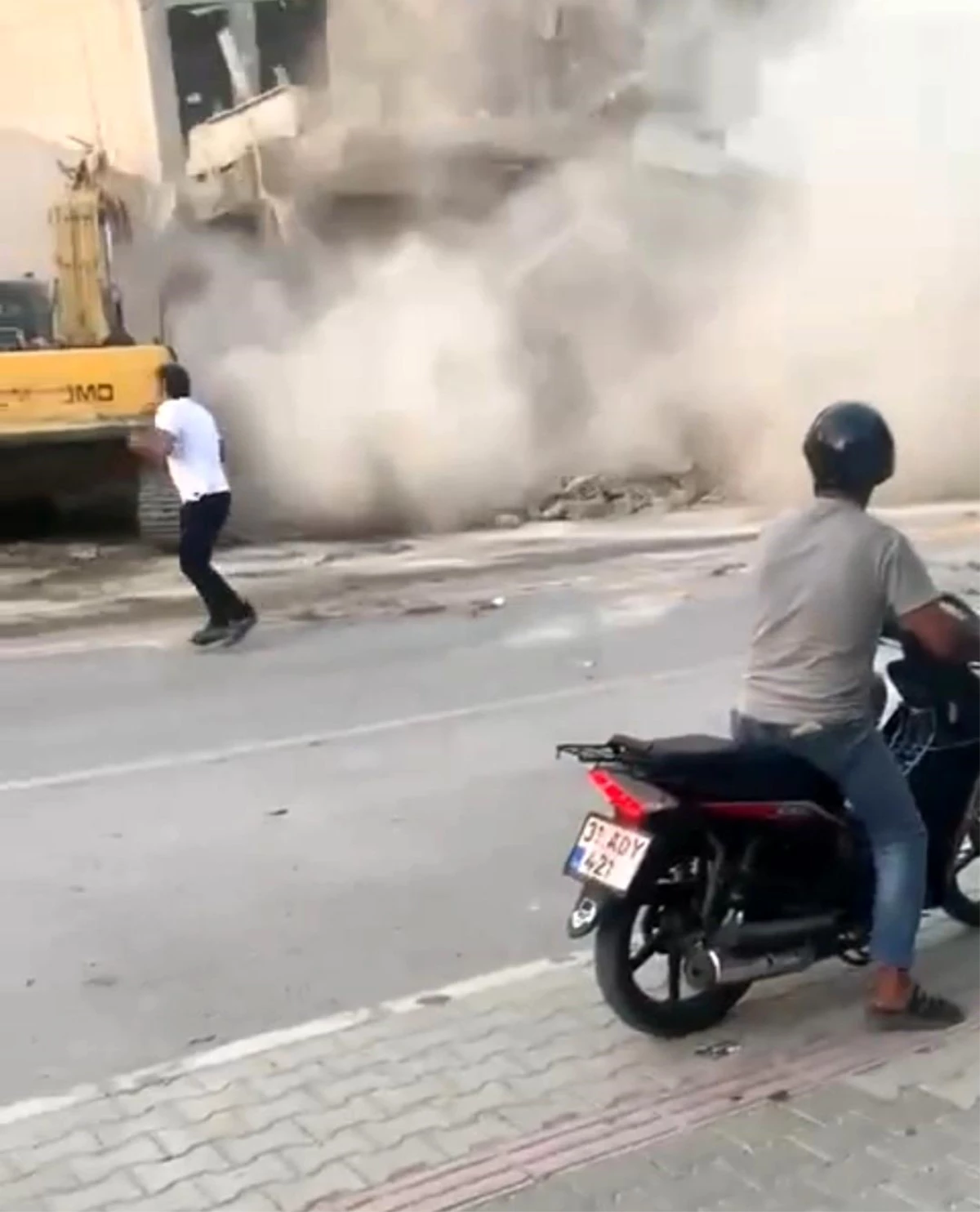 Hatay\'da depremde ağır hasar alan bina kontrollü yıkım sırasında çöktü