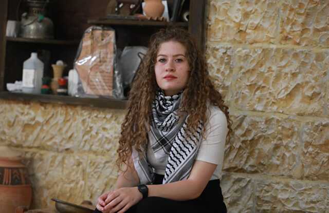 İsrail askerleri Ramallah'ta 'Filistinli cesur kız' Ahid et-Temimi'yi gözaltına aldı İsrail askerleri Ramallah'ta 'Filistinli cesur kız' Ahid et-Temimi'yi gözaltına aldı