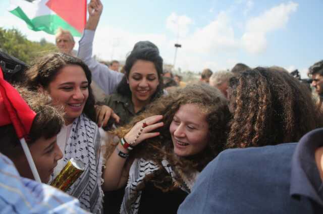 İsrail askerleri Ramallah'ta 'Filistinli cesur kız' Ahid et-Temimi'yi gözaltına aldı İsrail askerleri Ramallah'ta 'Filistinli cesur kız' Ahid et-Temimi'yi gözaltına aldı