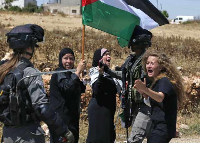 İsrail askerleri Ramallah'ta 'Filistinli cesur kız' Ahid et-Temimi'yi gözaltına aldı İsrail askerleri Ramallah'ta 'Filistinli cesur kız' Ahid et-Temimi'yi gözaltına aldı