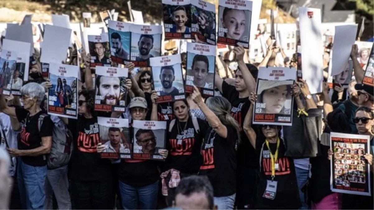Gazze Şeridi\'ndeki esirlerin yakınları, İsrail Meclisi önünde gösteri yaptı