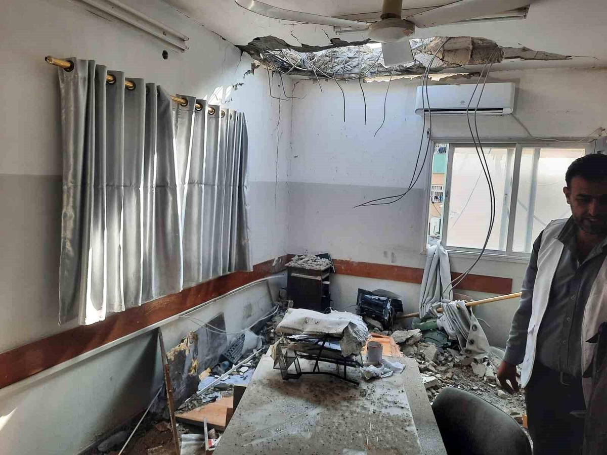 İsrail savaş uçakları, Gazze\'deki Şifa Hastanesi\'ne ait bir binanın çatısındaki güneş enerjisi panellerini bombaladı.