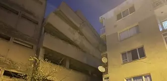 İzmir'de boşaltılan okul binası yıkım sırasında apartmanın üzerine yattı