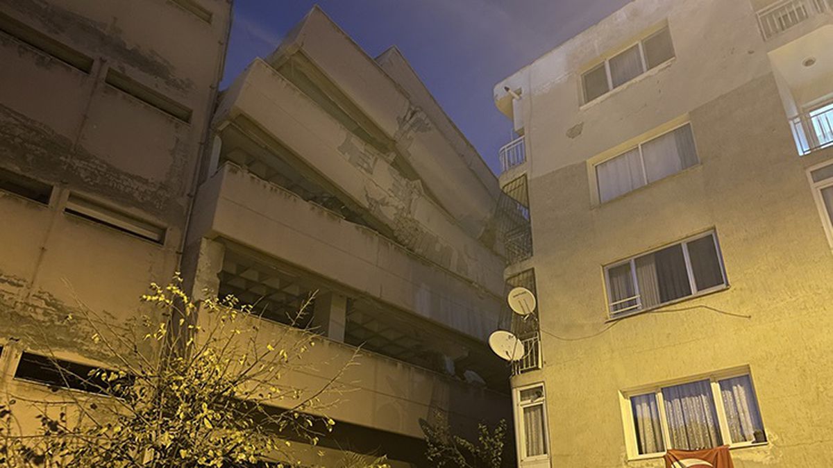 İzmir'de boşaltılan okul binası yıkım sırasında apartmanın üzerine yattı