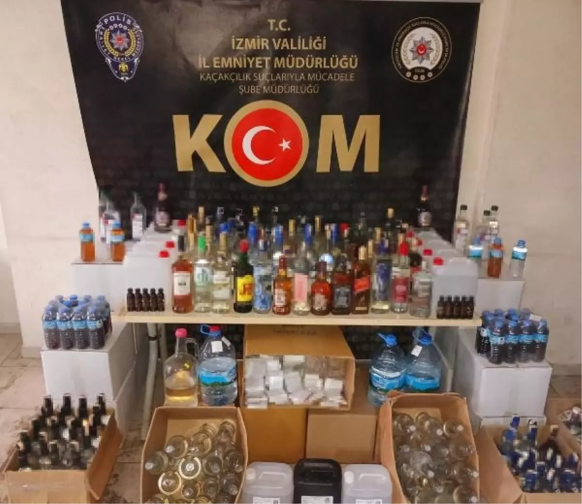 İzmir\'de Gümrük Kaçağı Botoks ve Sahte Alkol Operasyonu