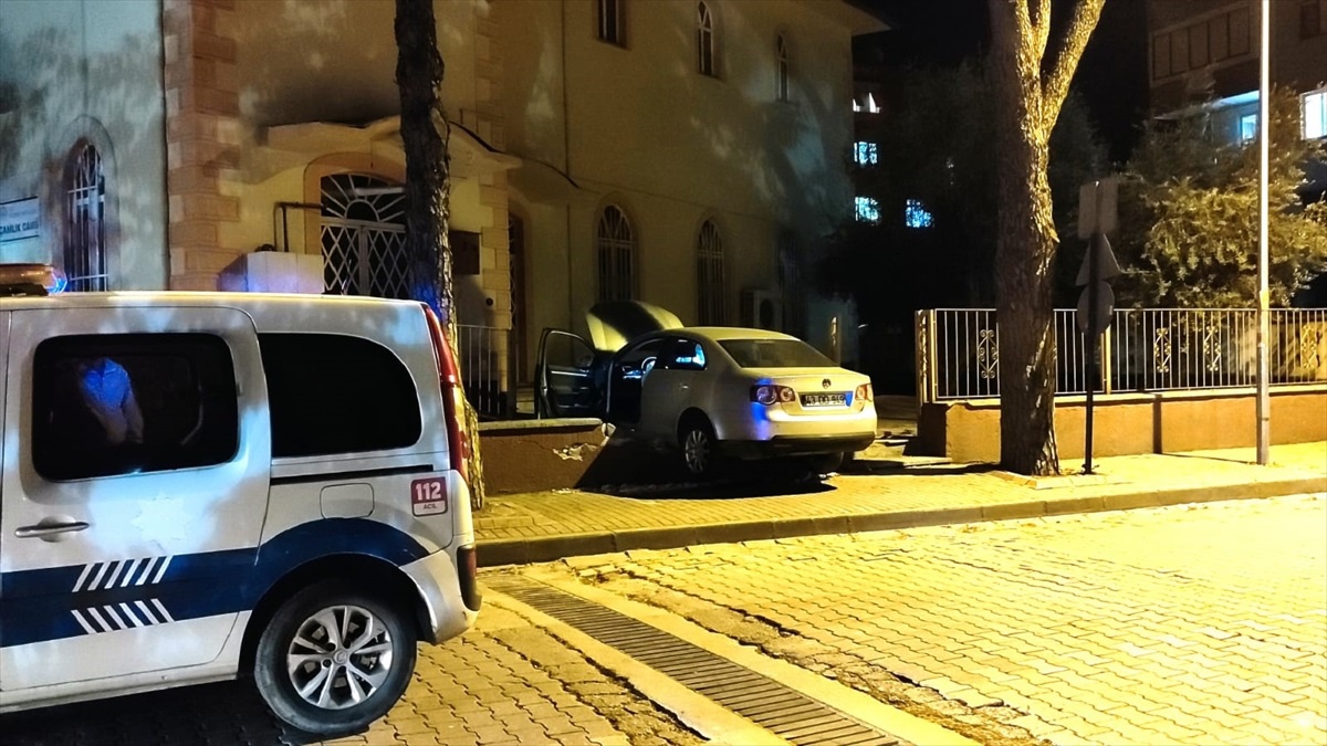 Ödemiş\'te otomobil cami duvarına çarptı