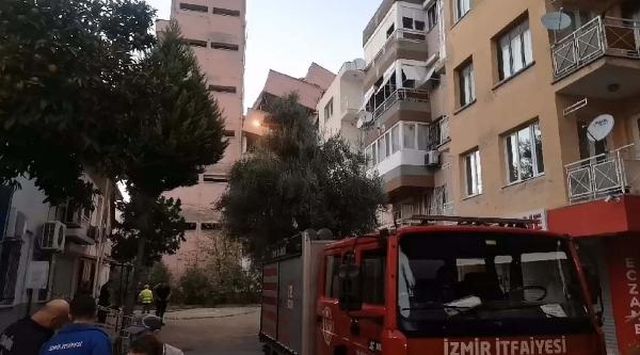 İzmir'de boşaltılan okul binası yıkım sırasında apartmanın üzerine yattı İzmir'de boşaltılan okul binası yıkım sırasında apartmanın üzerine yattı