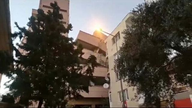 İzmir'de boşaltılan okul binası yıkım sırasında apartmanın üzerine yattı İzmir'de boşaltılan okul binası yıkım sırasında apartmanın üzerine yattı