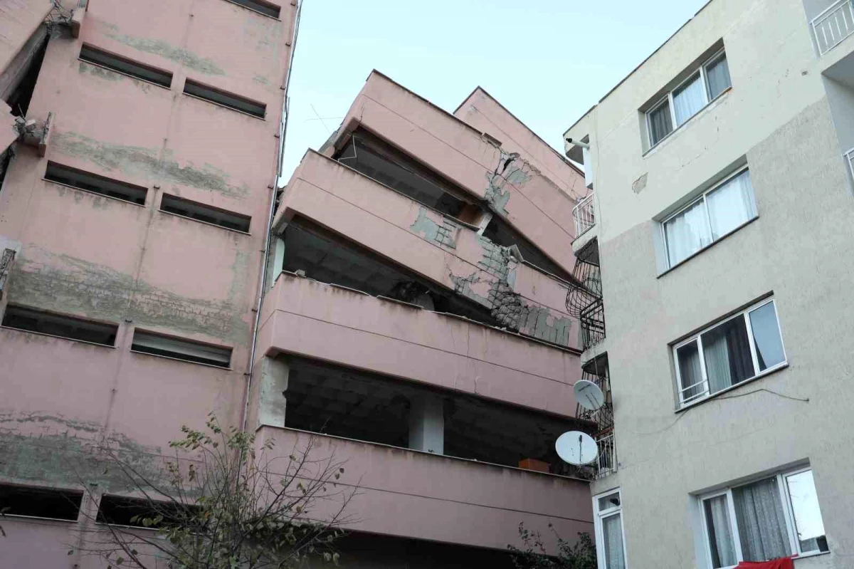 İzmir\'in Karabağlar ilçesinde depreme dayanıksız olduğu gerekçesiyle boşaltılan lise binası, yıkım esnasında yan yattı.