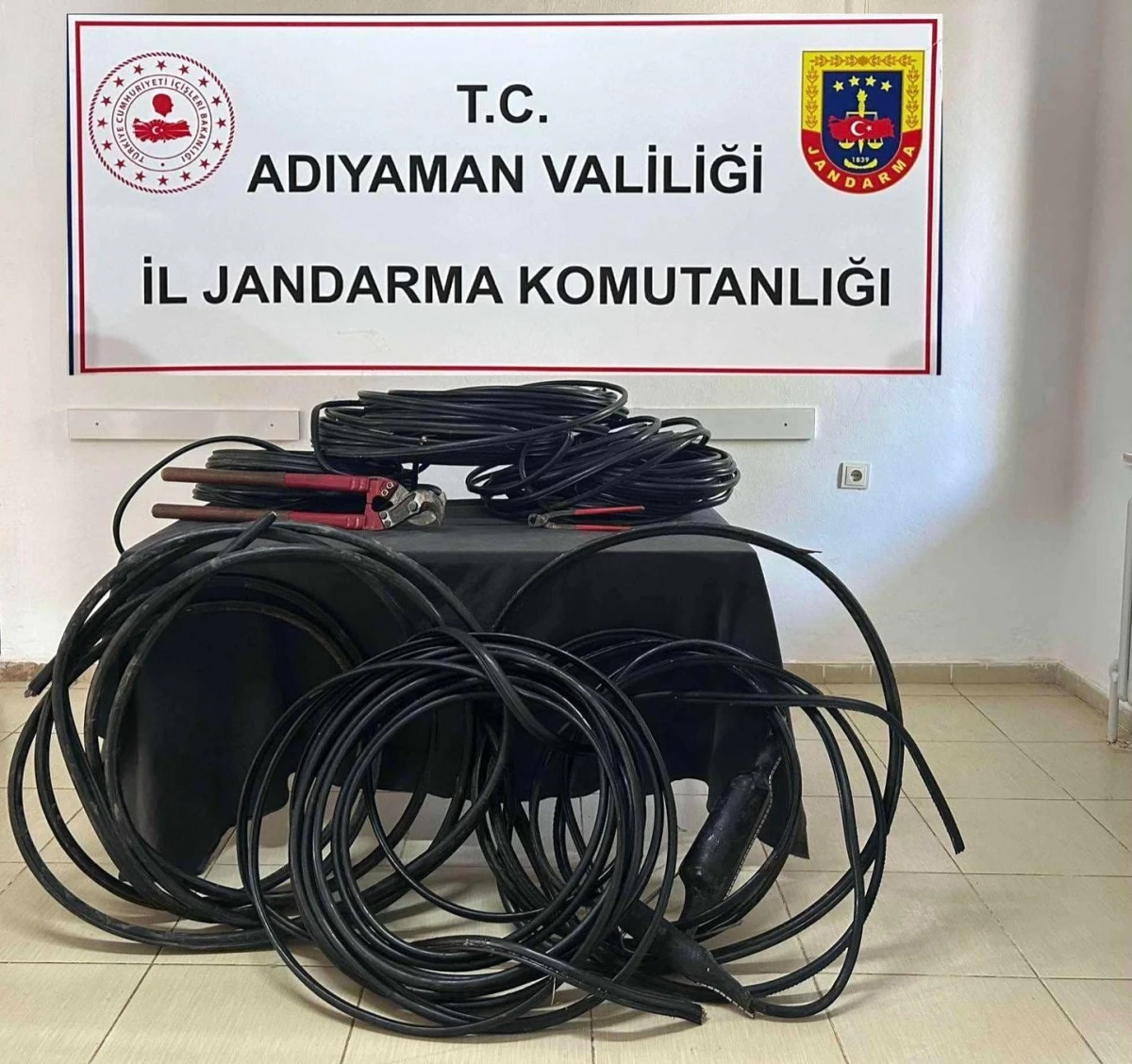 Adıyaman\'da Haberleşme ve Enerji Nakil Kablolarını Çalan 2 Şahıs Yakalandı