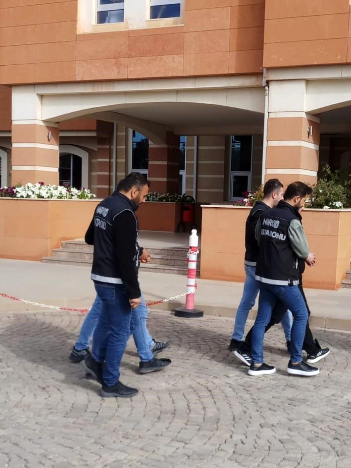 Kastamonu\'da Uyuşturucu Ticaretinden Hüküm Giyen 2 Şahıs Tutuklandı