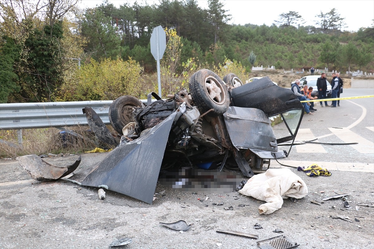 Kastamonu\'da kavşakta meydana gelen kazada 1 kişi hayatını kaybetti, 4 kişi yaralandı