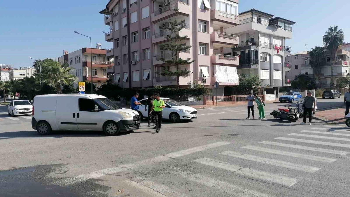 Antalya Manavgat\'ta Motosiklet ile Hafif Ticari Araç Çarpıştı