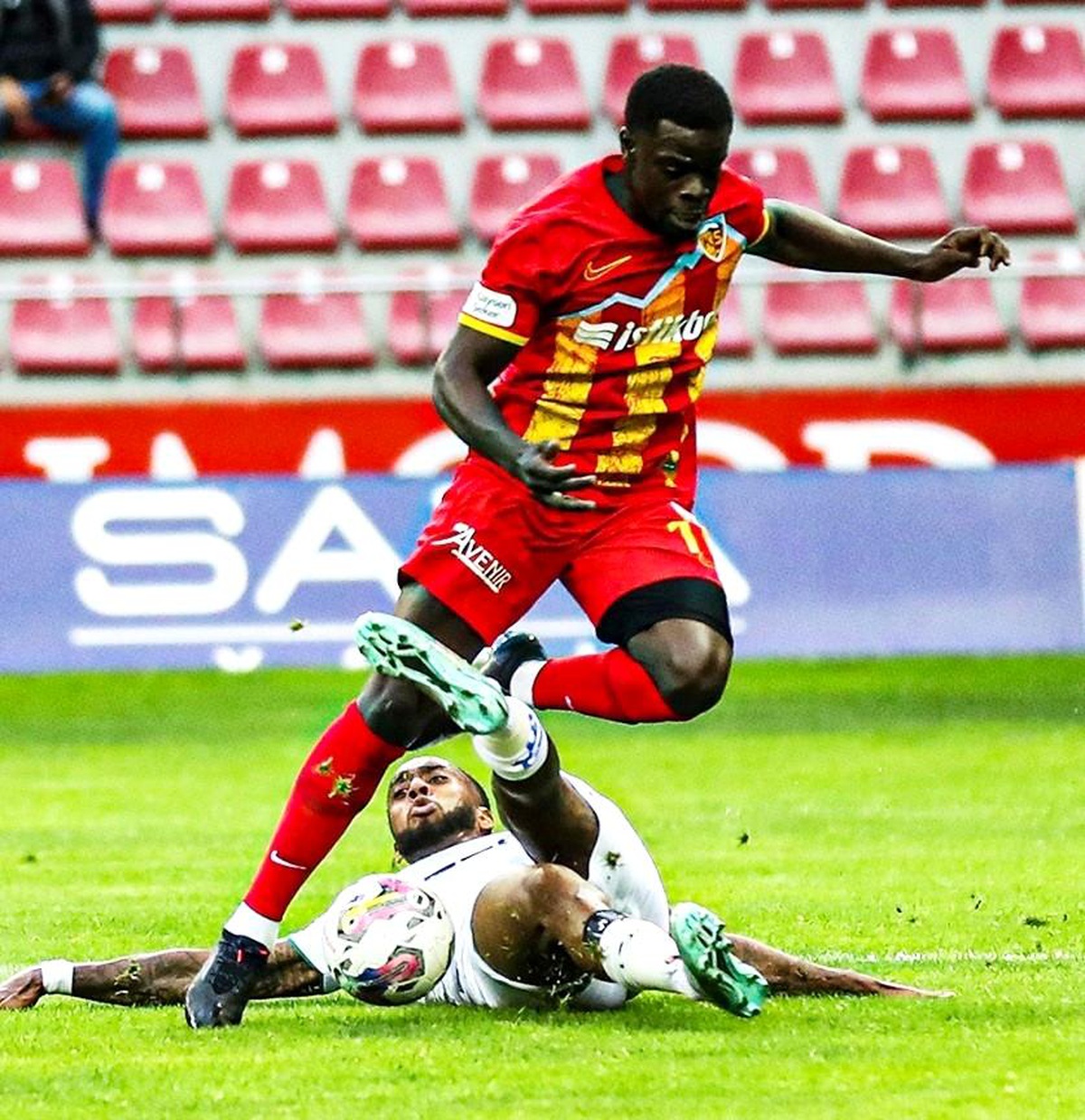 Kayserispor, Alanyaspor\'u yenmek için sahada