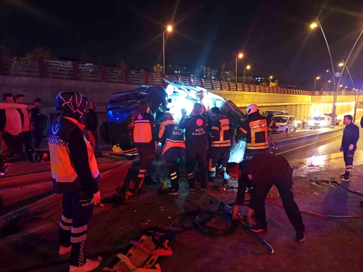 Kayseri\'de kaza: Lüks otomobil elektrik direğine çarptı, 5 kişi yaralandı