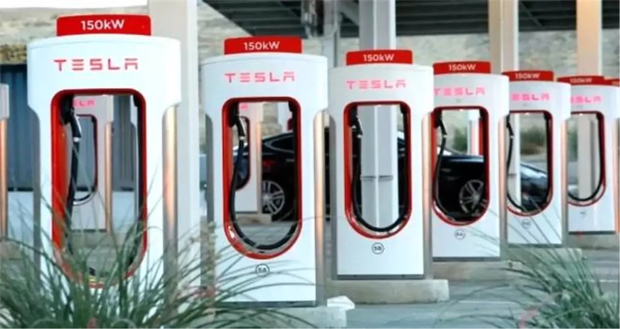 Tesla\'dan 1950\'ler Konseptli Supercharge İstasyonları