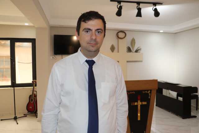 Kilise'de bir garip olay! Kilise Pastörüne tokat attı, 'Hoşgörüsünü Denedim' dedi