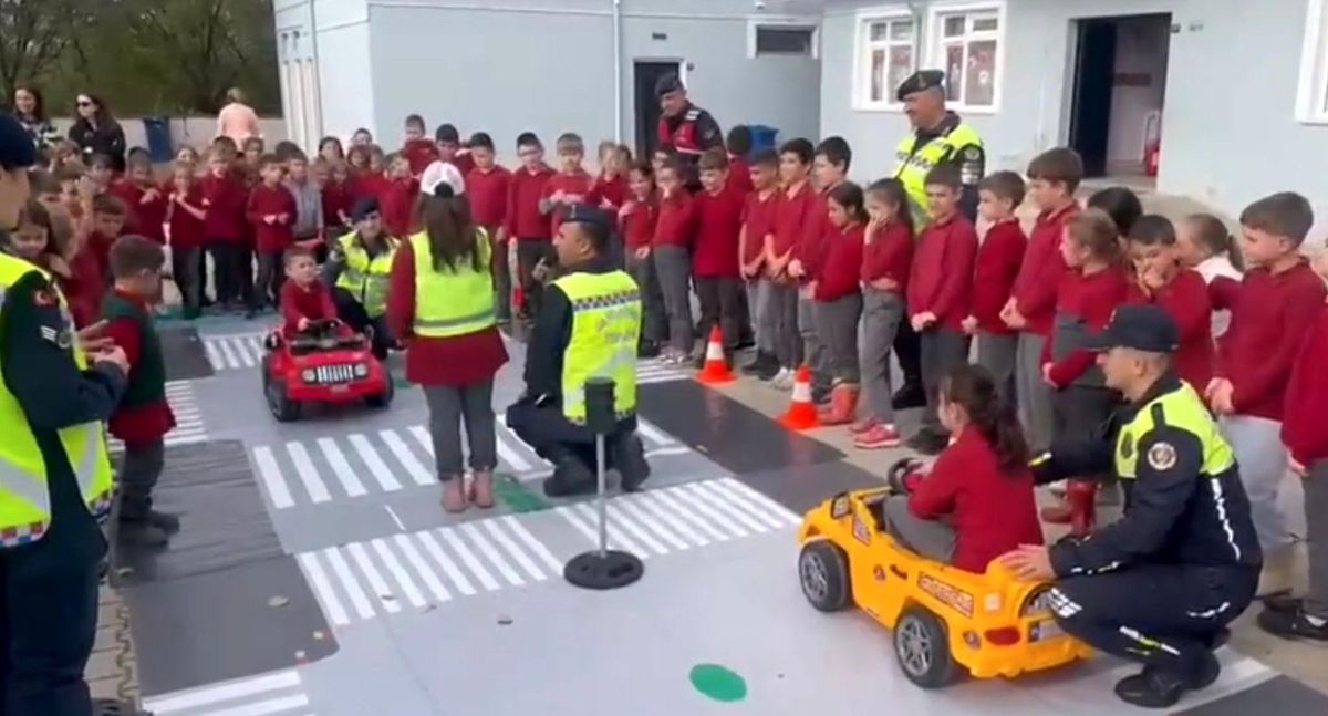 Kırklareli İl Jandarma Komutanlığı İlkokul Öğrencilerine Trafik Eğitimi Verdi