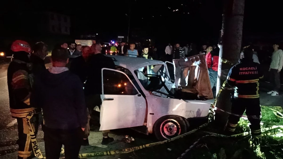 Kartepe\'de otomobilin direğe çarpması sonucu 4 kişi yaralandı