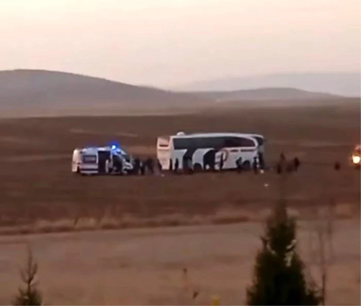 Konya\'da Yolcu Otobüsü Traktör Römorkuna Çarptı: 8 Yaralı