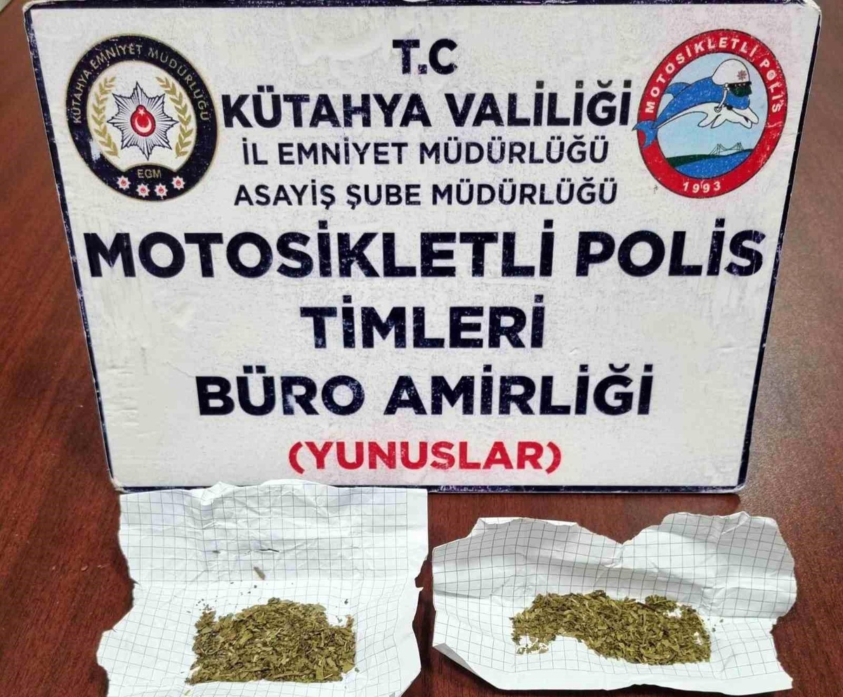 Kütahya\'da Motosikletli Polis Timleri 4 Kişinin Bulunduğu Araçta Bonzai Ele Geçirdi