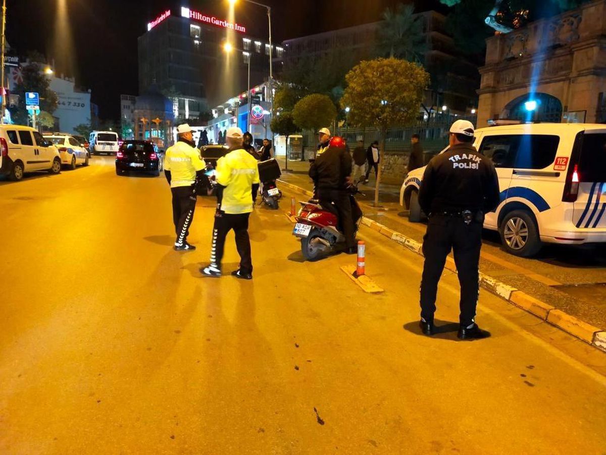 Balıkesir\'de Asayiş ve Trafik Uygulaması: 9 Gözaltı, 975 Araç Denetlendi
