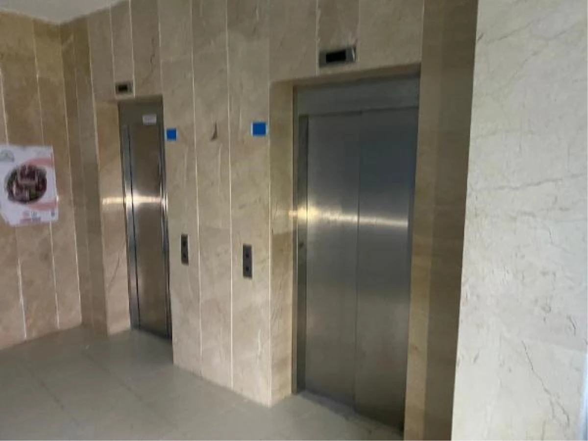 Rize\'de KYK yurdunda zemine çakılan boş asansör panik yarattı