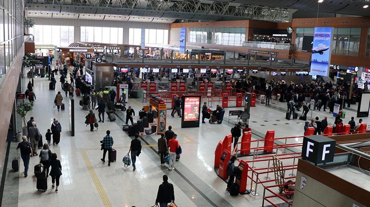 Sabiha Gökçen Havalimanı\'nda altyapı arızası! Check-in işlemleri bir süre yapılamadı